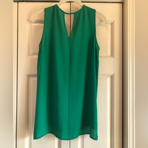 Pleione, emerald green sleeveless blouse with v in front & v cutout in back, S - Picture 2 of 11